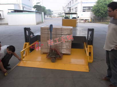 全挂式自带升降多功能平板车,自动装卸华体会官方(中国)总部4I.jpg